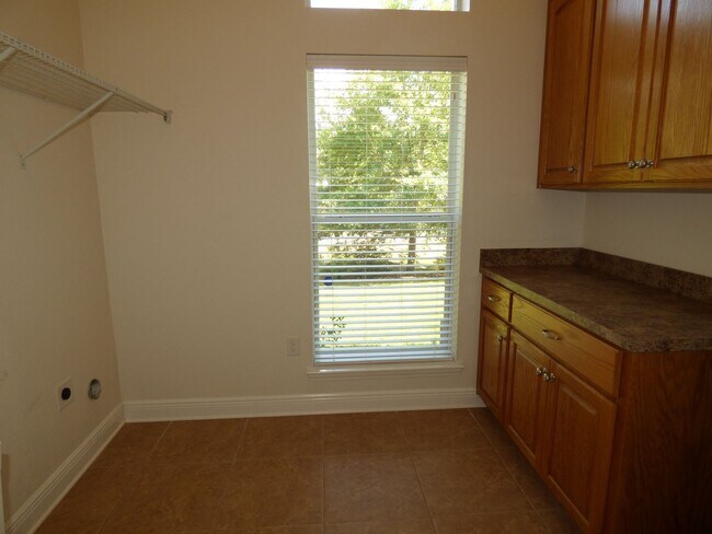 Building Photo - Custom-Built 3-Bedroom Home