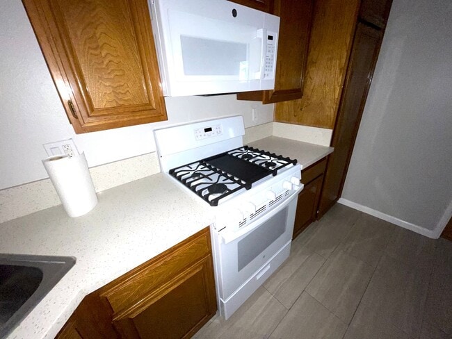 Building Photo - $2750 LARGE 2 BEDROOM CONDO NEAR 4TH ST. W/ PARKING