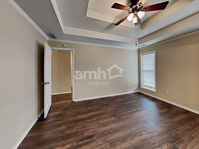 Building Photo - 910 Castlerock Way