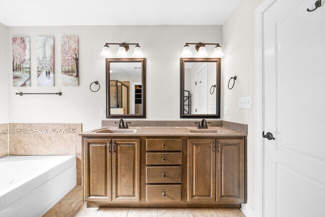 Building Photo - Beautiful Craftsman Style Home Waiting for...
