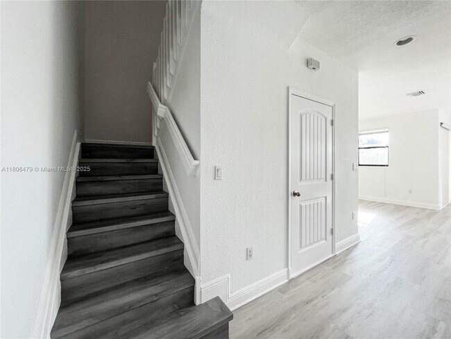 Building Photo - 639 NE 33rd Terrace