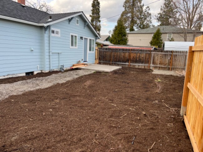 Building Photo - 31 Elm St