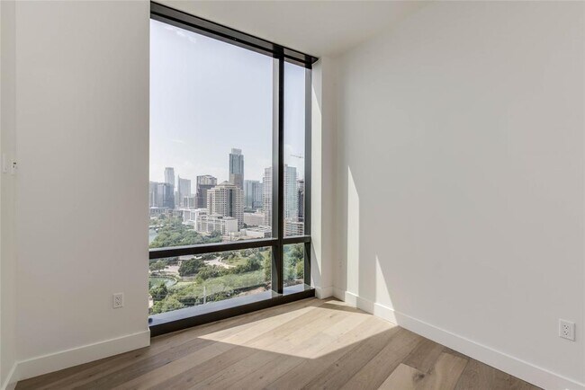 Building Photo - 70 Rainey St