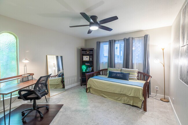 Building Photo - 2812 S Mill Ave