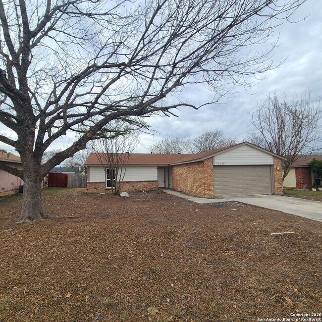 Building Photo - 3 Bedrooms 1 and 1/2 Bath