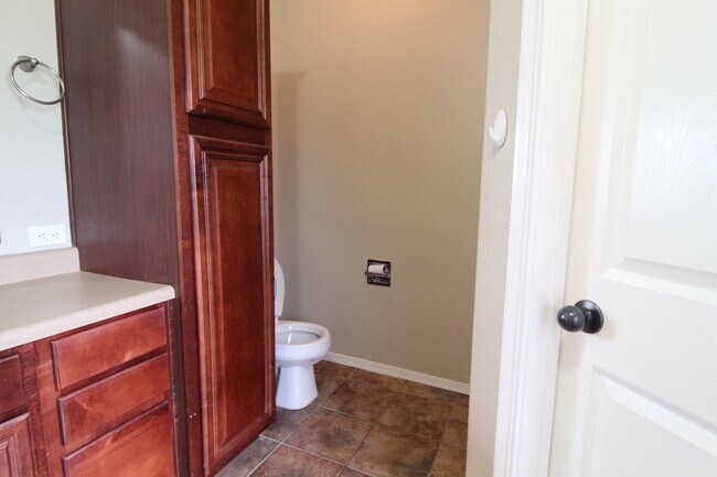 Building Photo - designed for comfort : 3 Bedroom 2 Bath