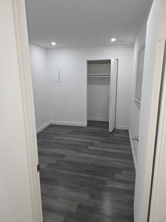 Building Photo - 4443 Vicliff Rd