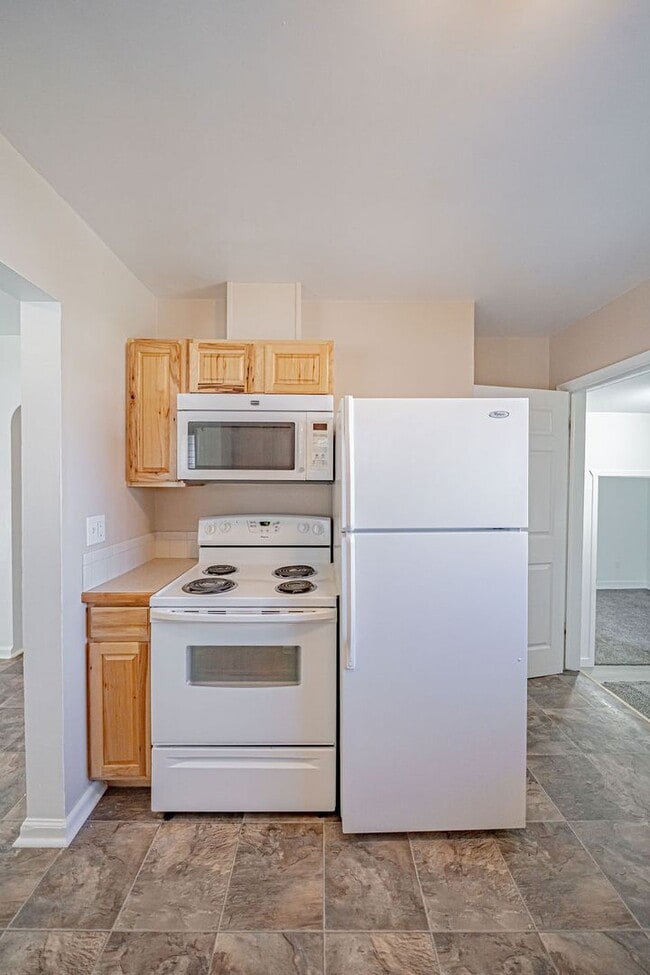 Building Photo - 3 bed 1 bath home recently renovated.