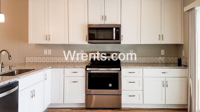 Building Photo - Beautiful Home By Esmeralda Golf Course Av...