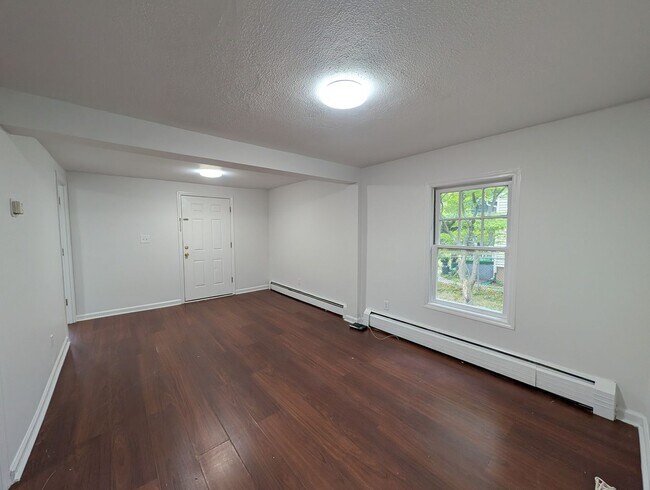 Building Photo - Stunning 3 bedroom 2 bathroom single famil...