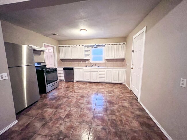 Building Photo - Spacious 3/1 With Back Patio!