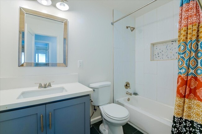 Building Photo - 2563 Roseview Pl