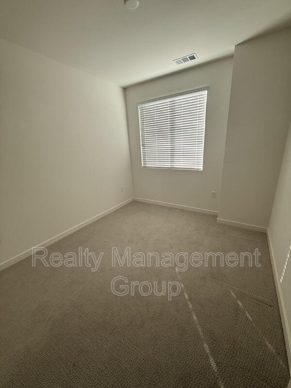 Building Photo - 5480 Shorefront Dr