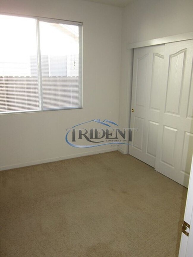 Building Photo - 4 bedroom, 3 bath house with approx. 2,183 sq. ft.