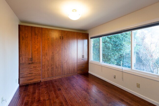 Building Photo - Beautiful Four bedroom, Two bathroom house...