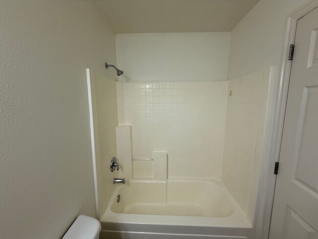 Building Photo - Stunning Townhome!