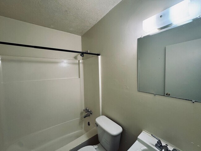 Building Photo - Affordable Apartment (Edgar Street)