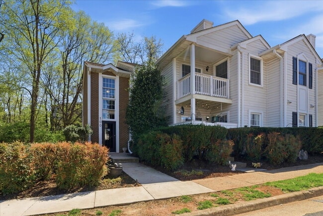 Building Photo - "Charming 2-Bed Oasis: Cozy 780 Sq Ft Retreat in Sterling, VA!"
