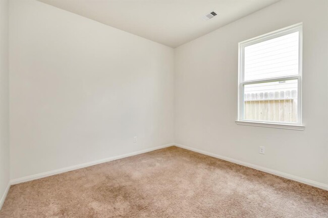 Building Photo - 718 Crystal Lakes Dr