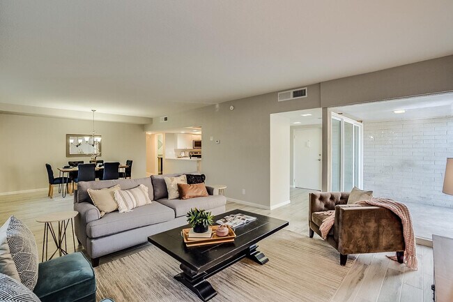 Building Photo - 351 E Thomas Rd