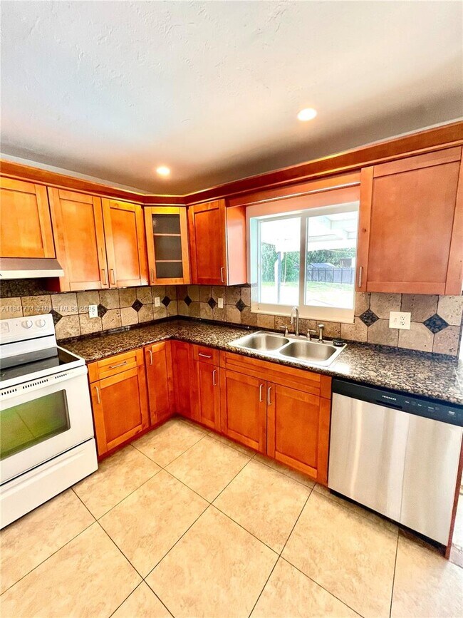 Building Photo - 4430 W Broward Blvd