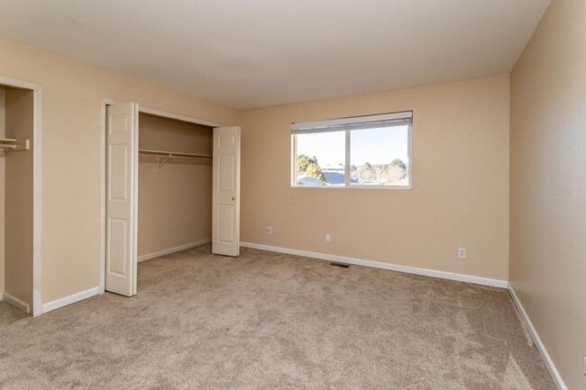 Building Photo - Charming 2-Bed, 2-Bath Townhome– Move-In R...