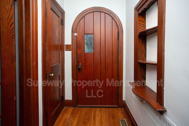 Building Photo - 319 N Newton Lake Dr