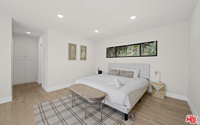 Building Photo - 2617 S Beverly Dr