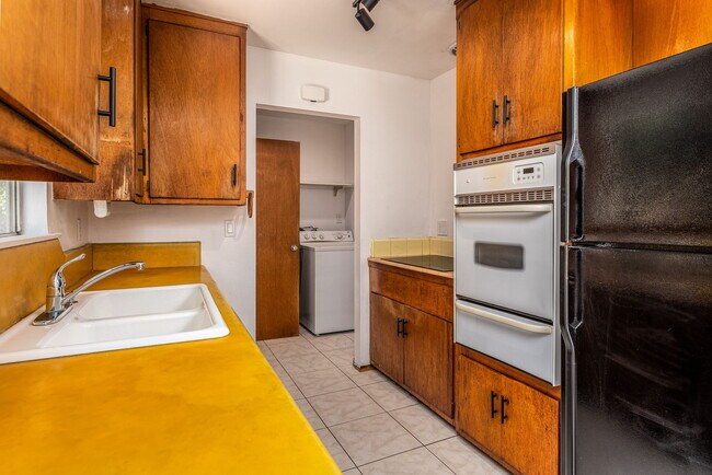 Building Photo - 6352 Clyde Ave