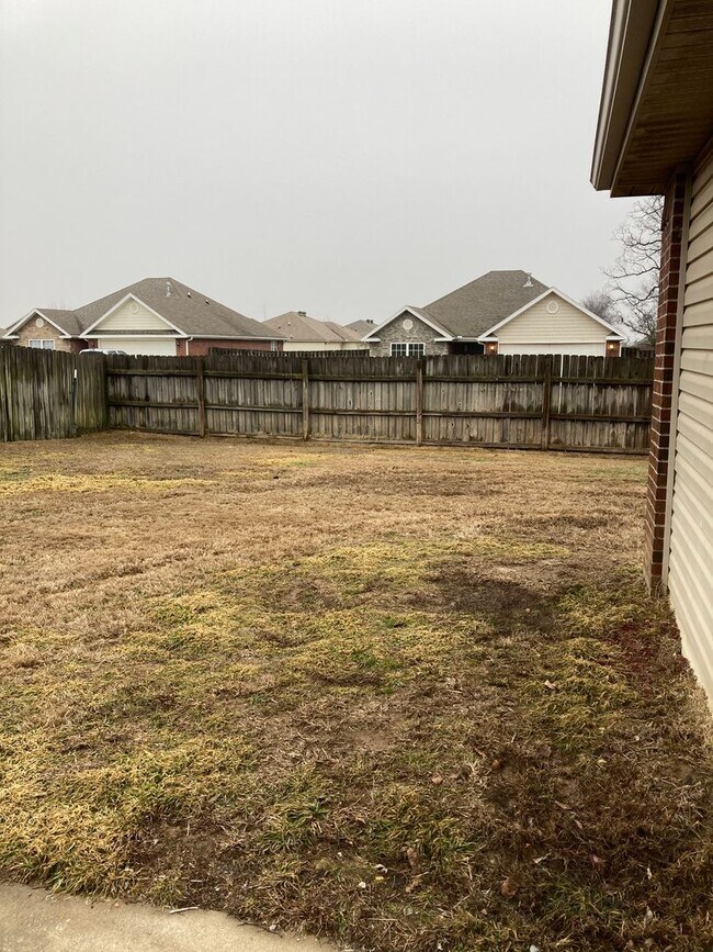 Building Photo - 3 bedroom 2 bath modern style home minutes from Centerton Main!!