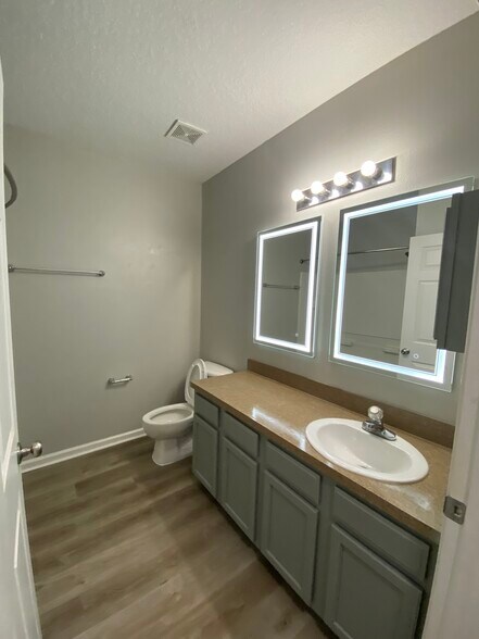 Hall Bathroom2 - 785 Oakleaf Plantation Pky