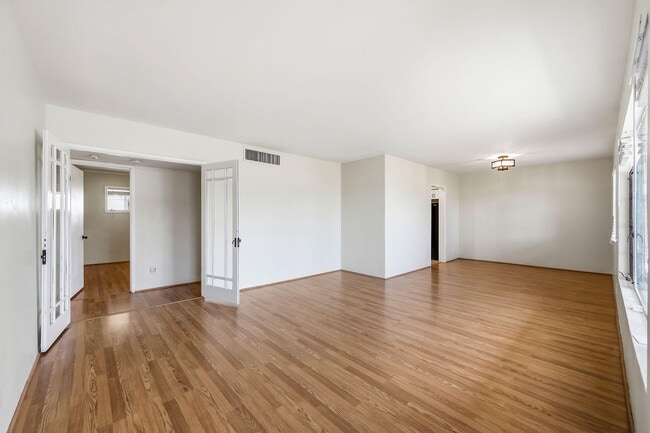 Building Photo - 2421 W Anderson Ave