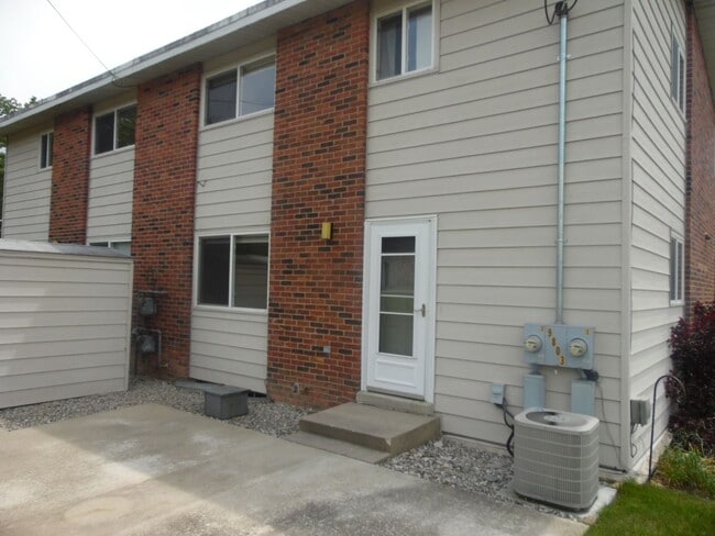 Building Photo - 3 bed, 1.5 Bath Townhouse in Villages of Oscoda just reduced!