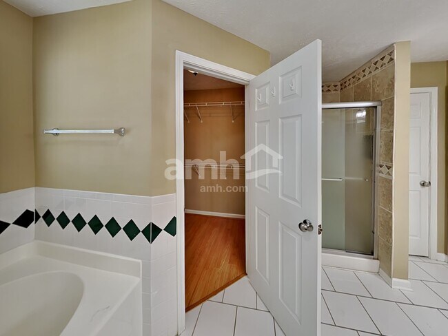 Building Photo - 2418 Taylor Close