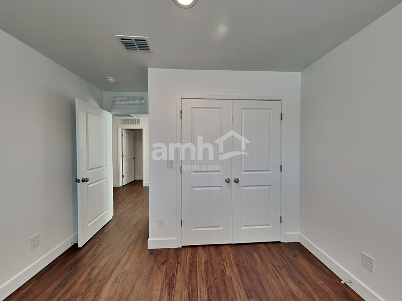 Building Photo - 6615 S 42nd Dr