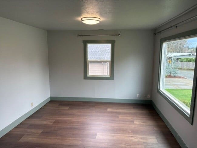 Building Photo - 2-bedroom/2-bath single family home