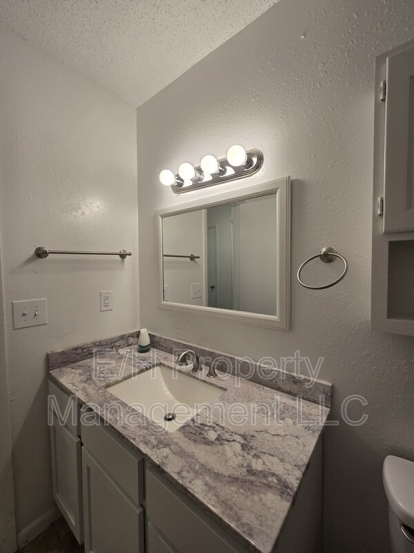 Building Photo - 8728 E Arthur Cir