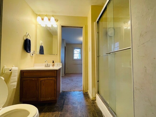 Building Photo - ***2 bedroom, 1 bath house Available July 2026!***