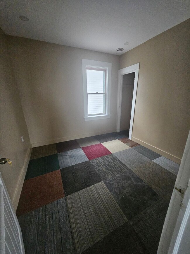 Building Photo - Upper 3 bedroom unit west side