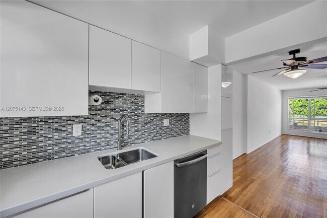 Building Photo - 800 W 42 St