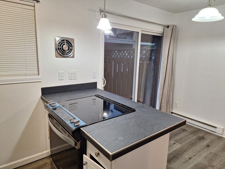 Building Photo - 6134 NE Oregon St