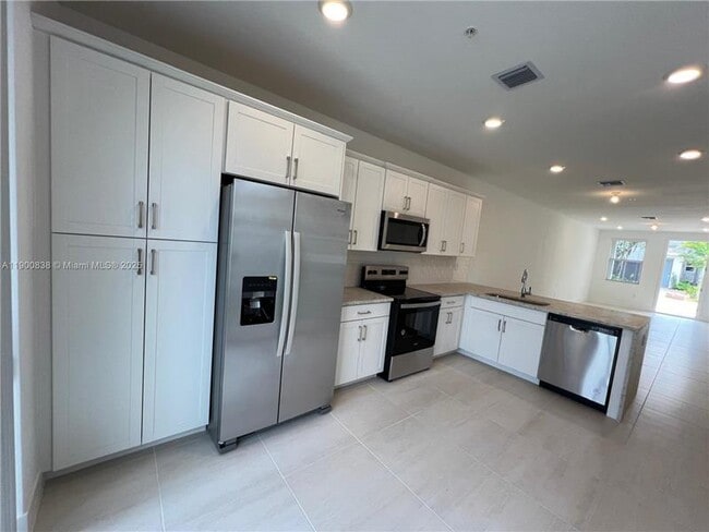 Building Photo - 136 SW 170th Ave