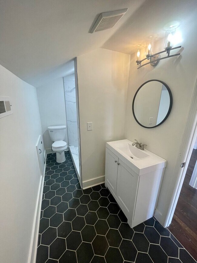 Building Photo - Charming 5 Bed, 3 Bath Home in the Heart o...