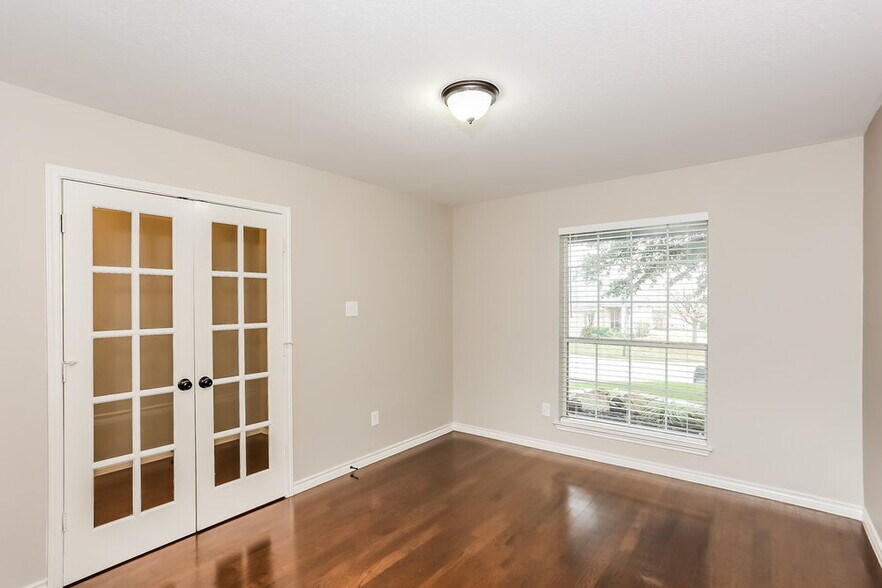 Building Photo - 207 Carriage Dr