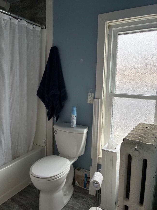 Building Photo - Beautiful 4+ Bedroom,1.5 Bathroom Home - Available June 1st