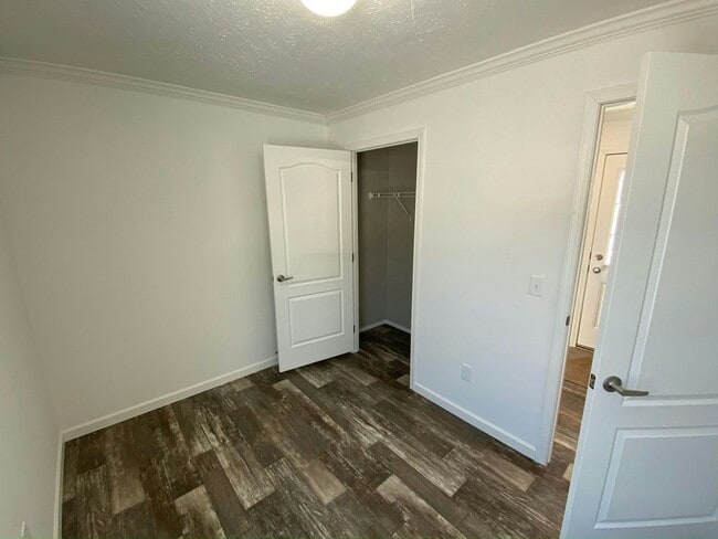 Building Photo - 131 Zimmer Dr W