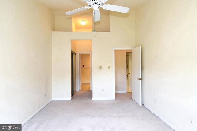 Building Photo - Sunny and spacious top floor unit featuring an open floor plan perfect for entertaining!