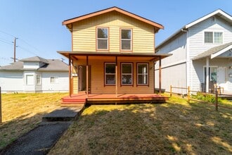 Building Photo - Spacious 3 Bedroom / 2.5 Bathroom Single Family Home Available in Tacoma!