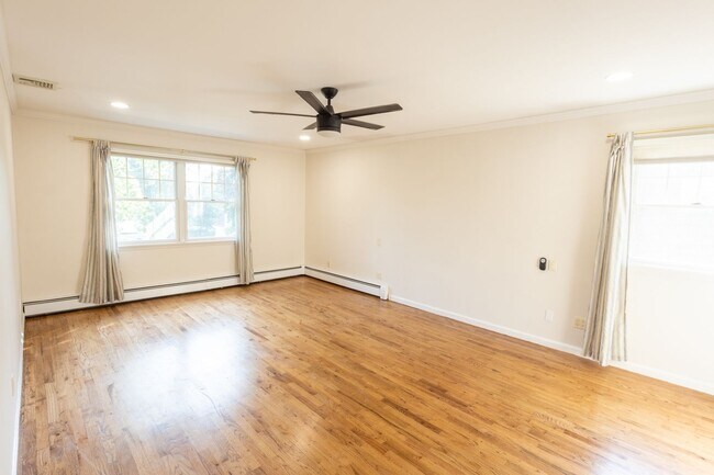 Building Photo - Spacious 4 - Bedroom, 2 Bathroom (Full Hou...