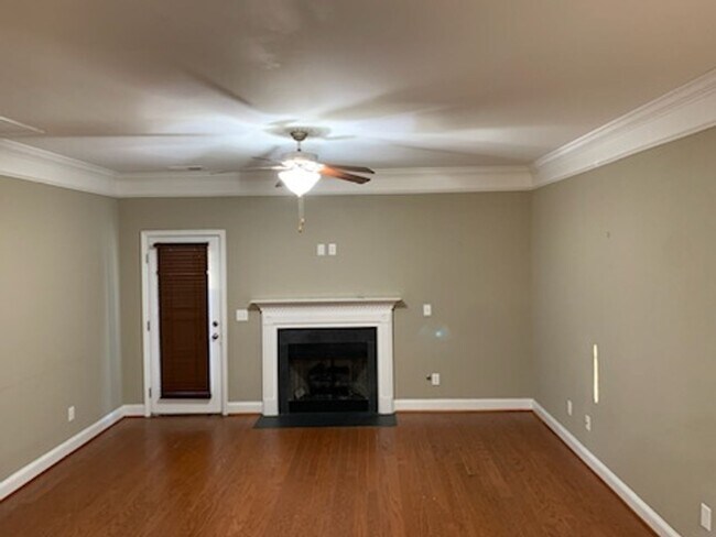 Building Photo - Charming 2 Bedroom, 2.5 Bath Townhouse Available in Hampton Forest!